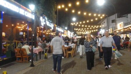 Feirinha de Puerto Iguazú: o que você precisa saber, antes de visitar Feirinha de Puerto Iguazú: tradição, compras e boa gastronomia. Imagem: Prefeitura de Puerto Iguazú