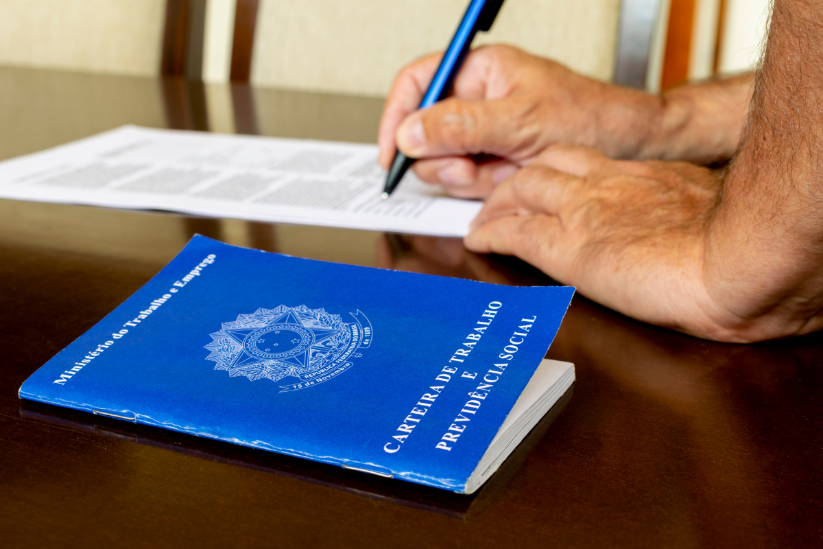 Confira as vagas de emprego disponíveis com salários de até R$9 mil e contratação imediata.