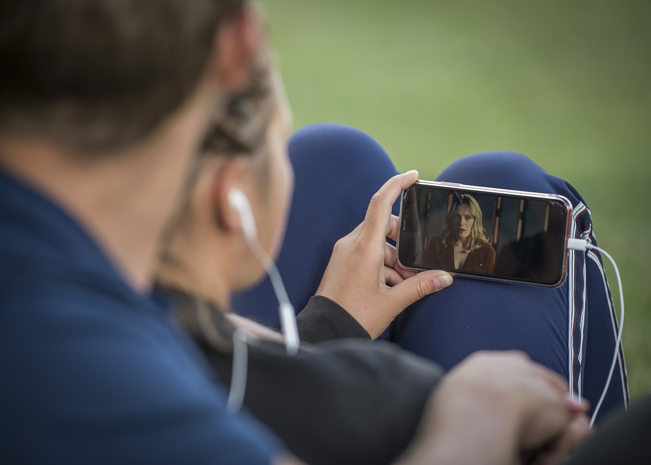 Programa social dá internet grátis e auxílio para celular e PC. Imagem: Pixabay
