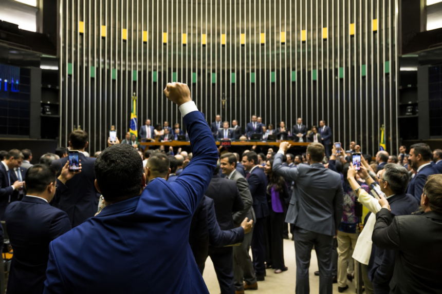 Câmara dos Deputados aprova projeto que extingue a escala 6x1 em jornada de trabalho